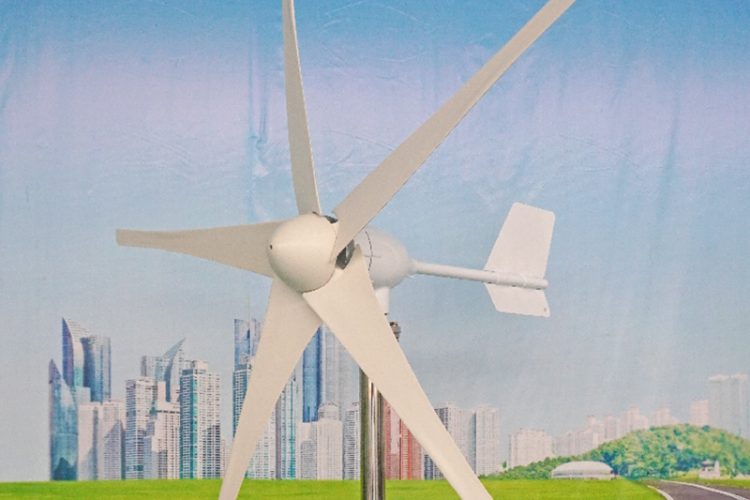 1kW household wind turbine suitable for farms or rooftops, starting at low wind speeds, easy to install